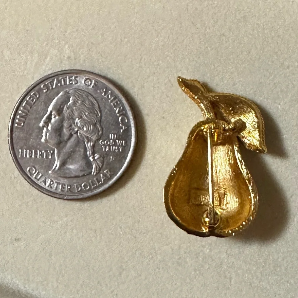 Vintage Crown Trifari Gold Tone Pear Brooch Pin 1960s Textured Fruit Charm 🍐✨